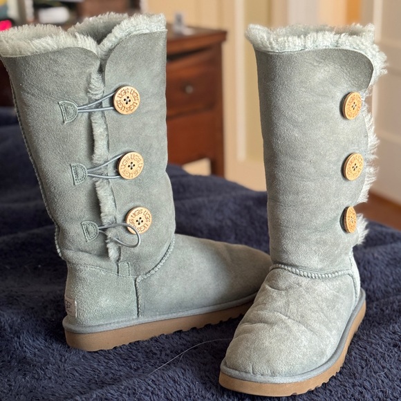 Ugg button up shearling boots size 8 - Picture 2 of 3